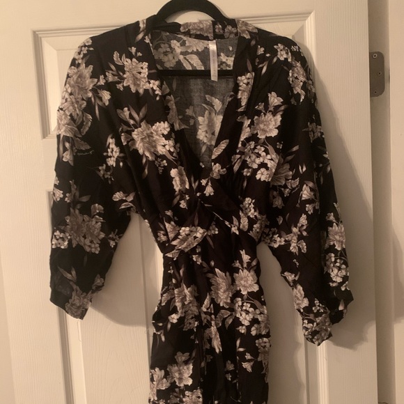 Women’s floral Coverup - Picture 1 of 3